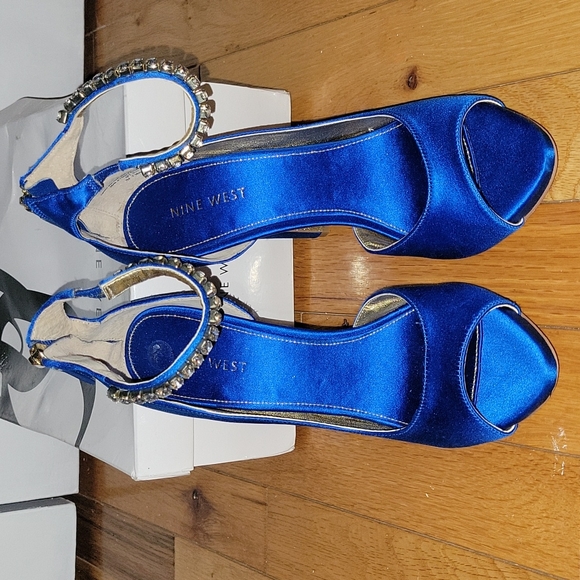 NEW Nine West Size 7 Blue Heels - Picture 1 of 3